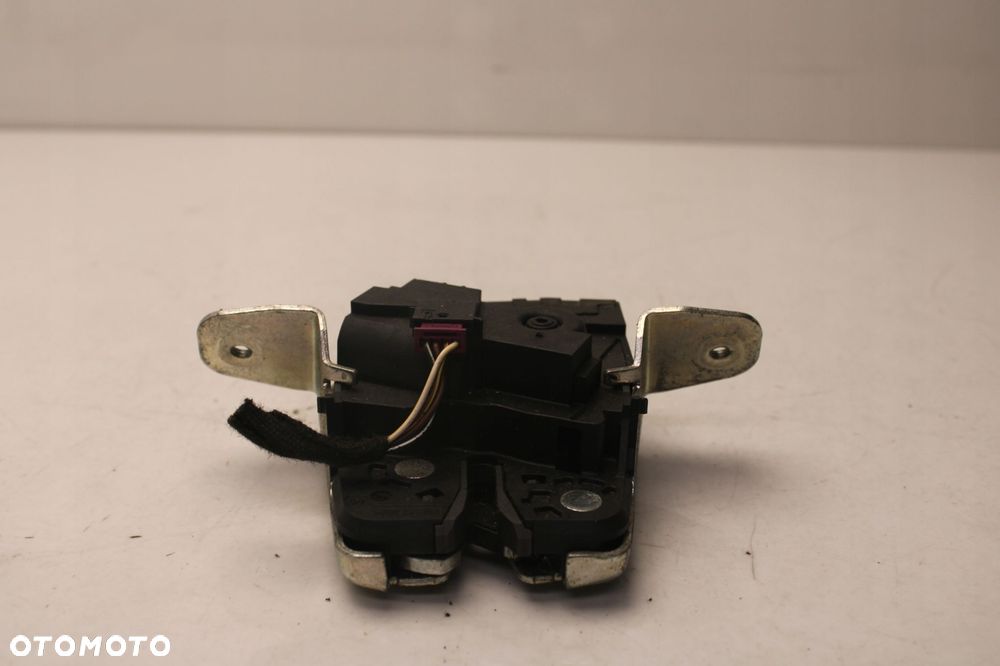 mercedes w204 lift kombi 11r- zamek klapy bagażnika tył tylny a2047401300 - 3