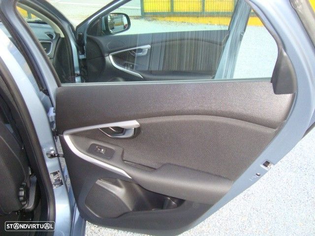 Volvo V40 2.0 D3 R-Design Momentum - 35