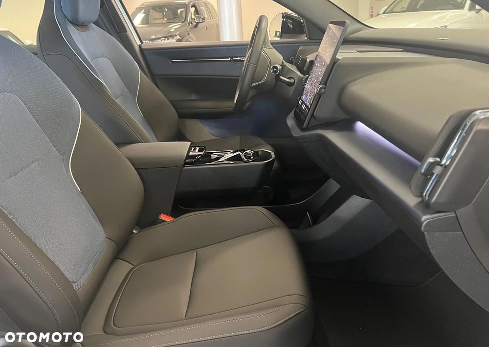 Volvo EX30 Single Motor Extended Range RWD Plus - 22