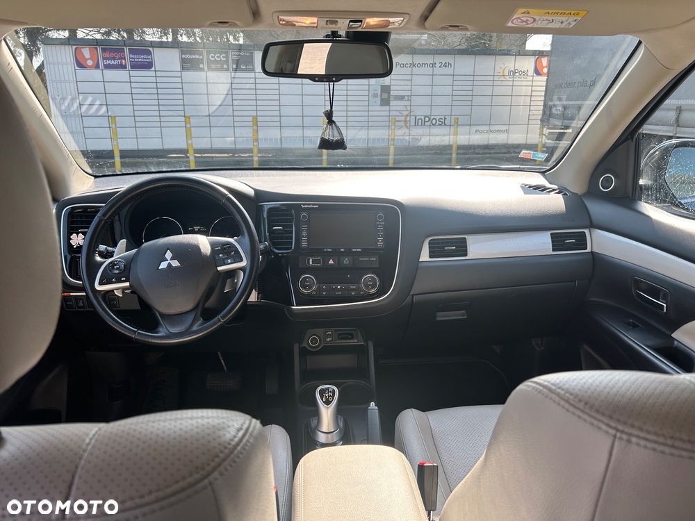 Mitsubishi Outlander Instyle NAVI + - 19