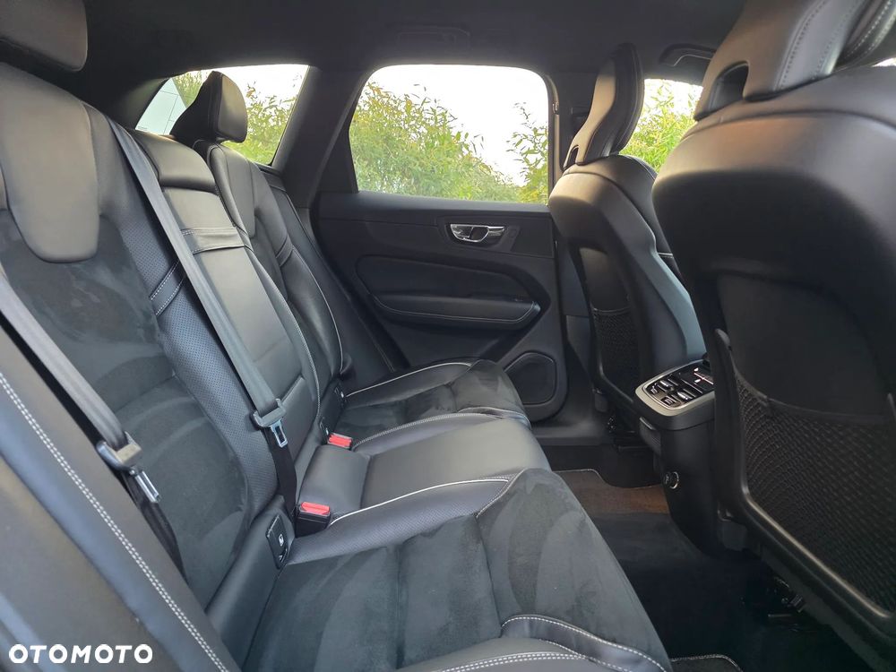 Volvo XC 60 B4 D AWD R-Design - 32