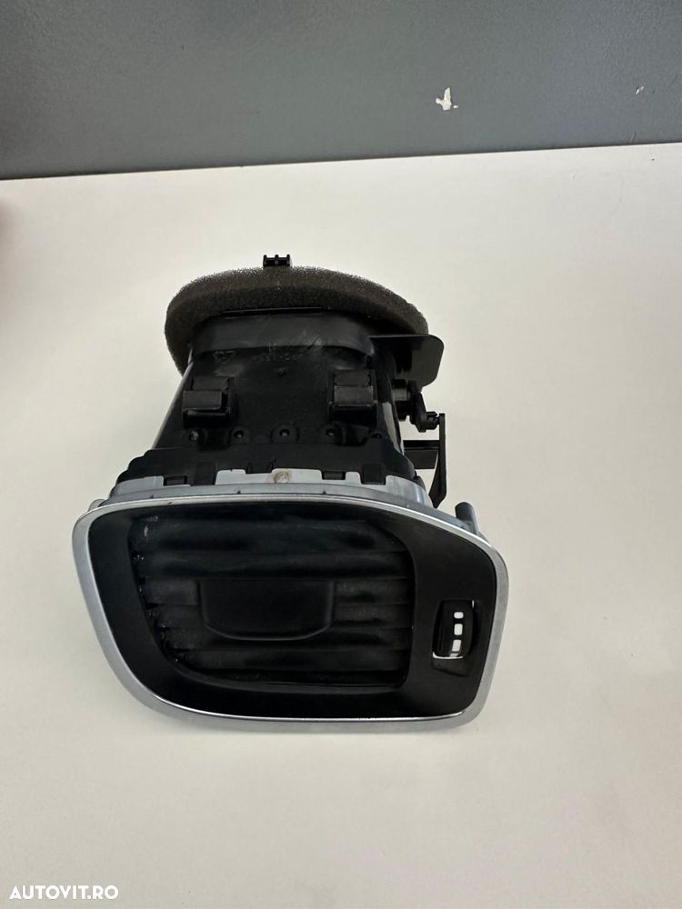 Grila aerisire bord stanga fata Volvo V40 S60 V60 30791697