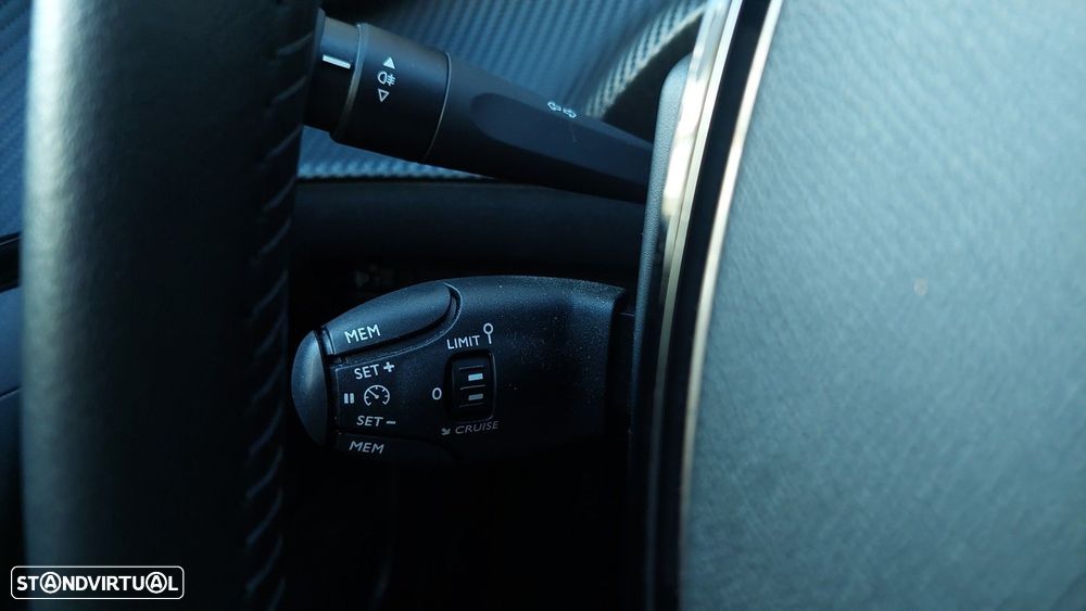 Peugeot e-2008 54 kWh Allure - 40