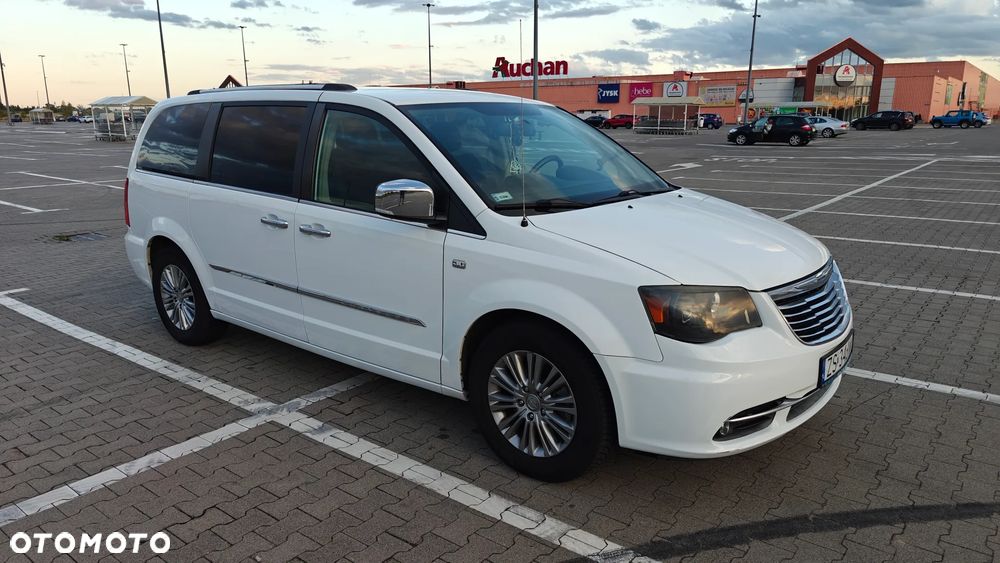 Chrysler Town & Country - 4