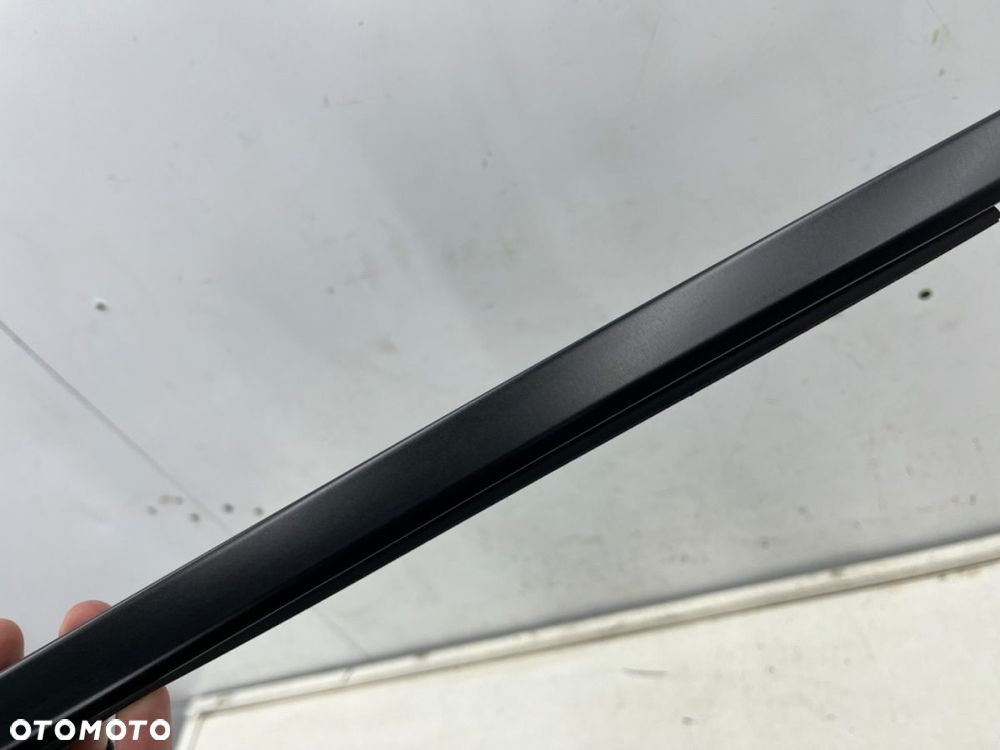 Listwa Porsche Macan 95b 14r.- czarny mat prawa tylna listwa zgarniająca uszczelka zewnętrzna drzwi - 3