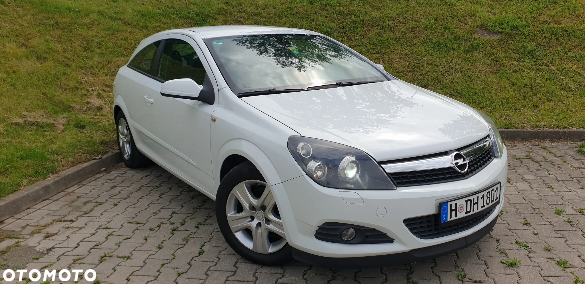 Opel Astra GTC 1.6 Cosmo - 4