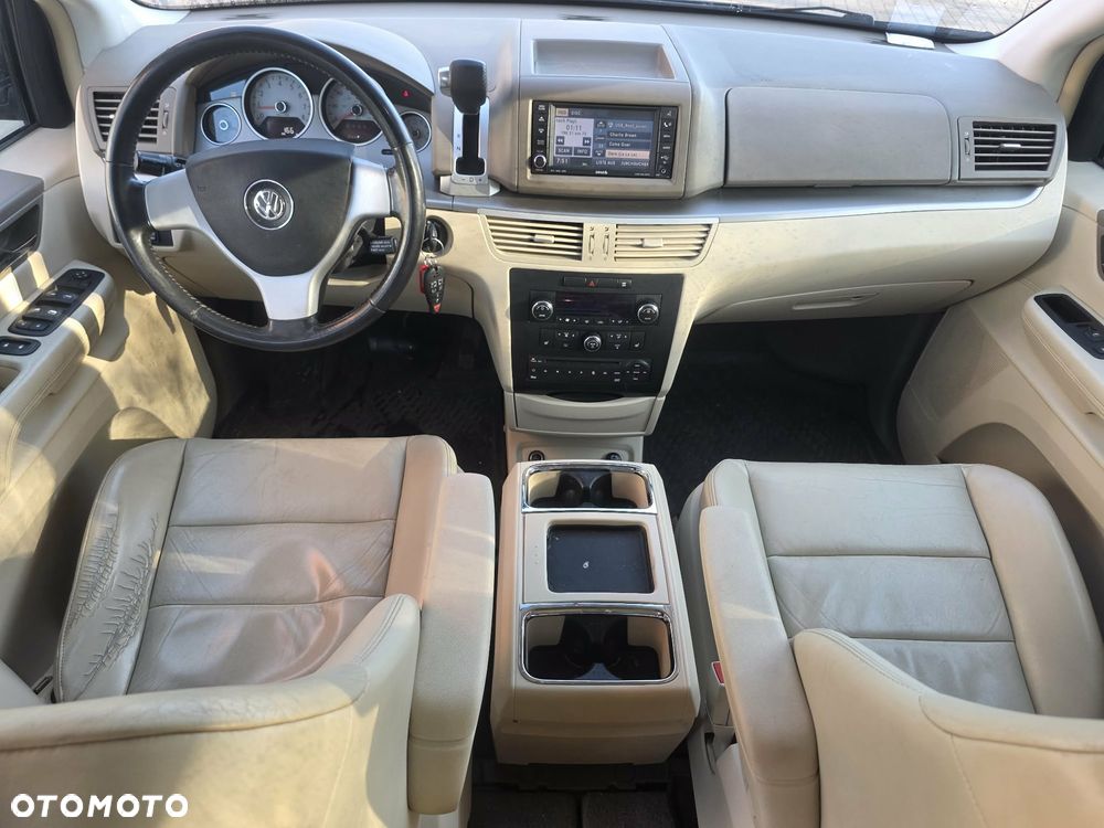 Volkswagen Routan - 25