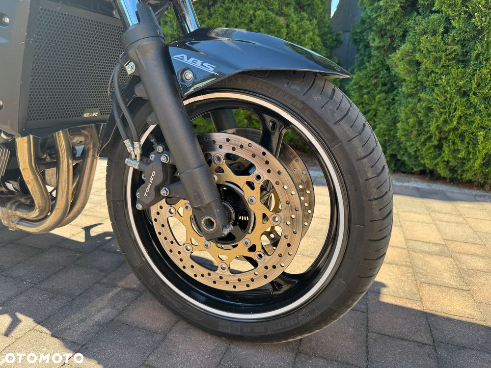 Suzuki GSR - 22