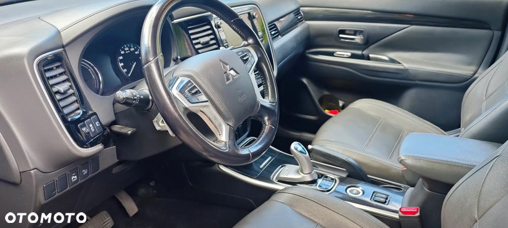 Mitsubishi Outlander Instyle NAVI + - 29