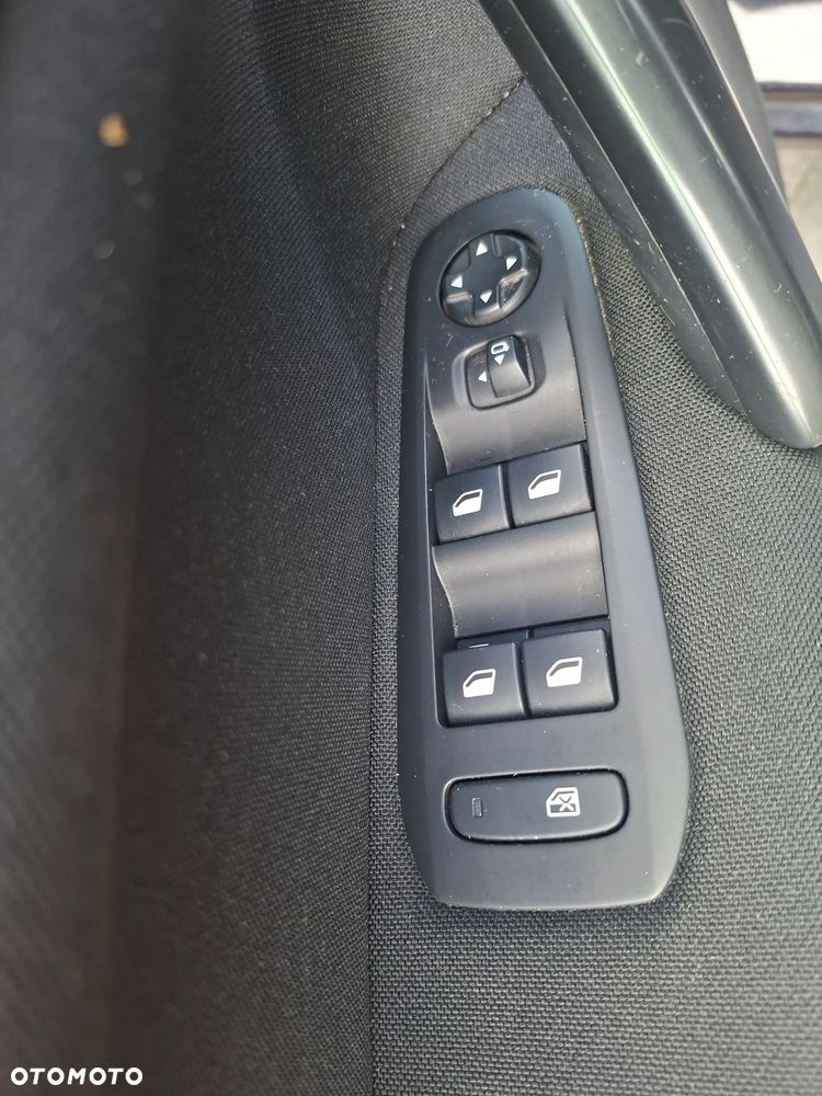 Peugeot 308 1.6 e-HDi Access S&S - 21