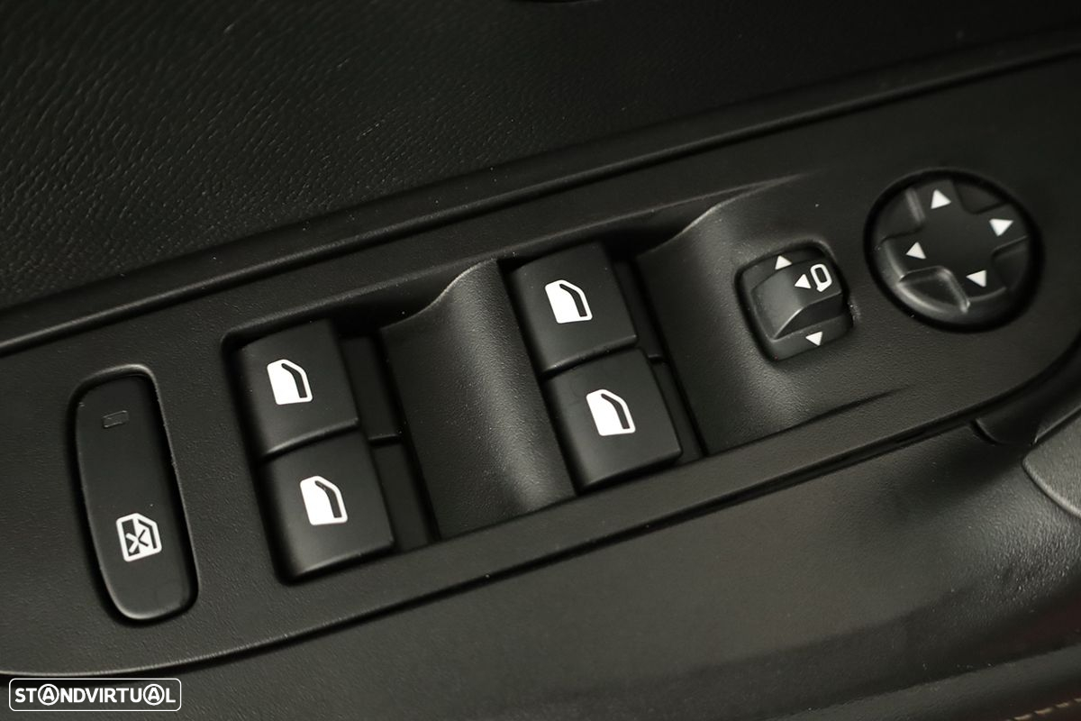 Peugeot 2008 1.2 PureTech Allure EAT8 - 19
