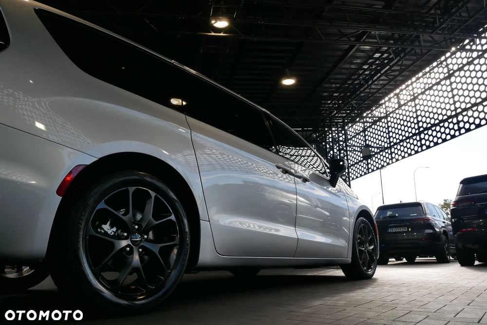 Chrysler Pacifica - 34
