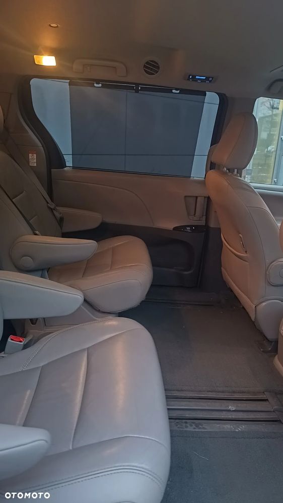 Toyota Sienna - 7