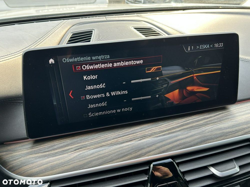BMW Seria 5 M550i xDrive sport - 32