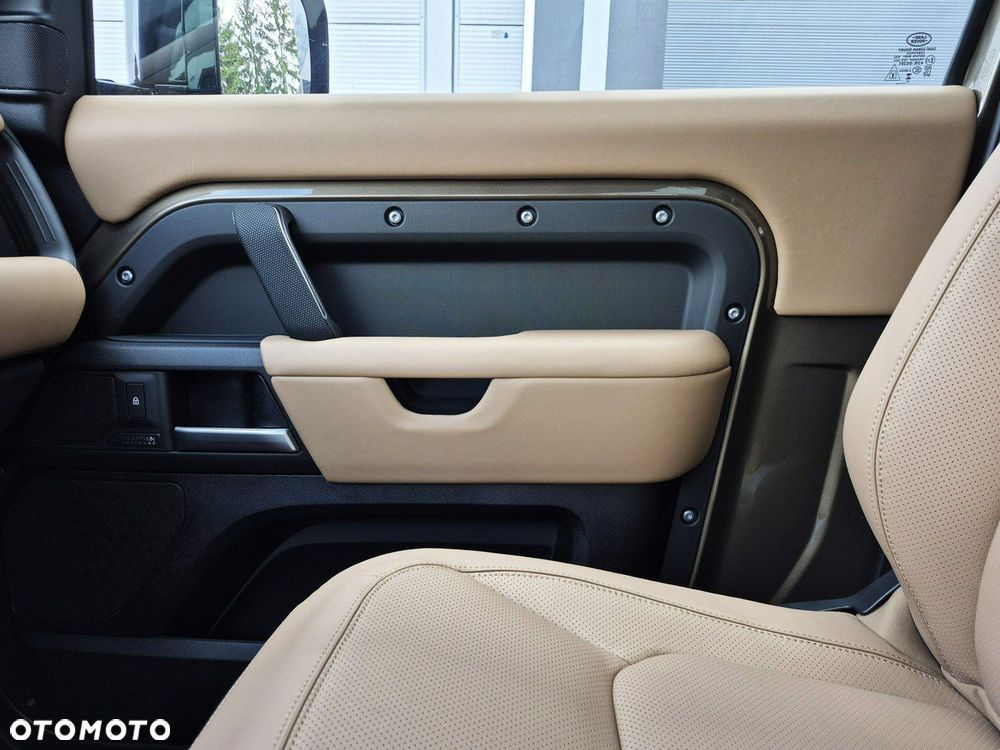 Land Rover Defender - 29