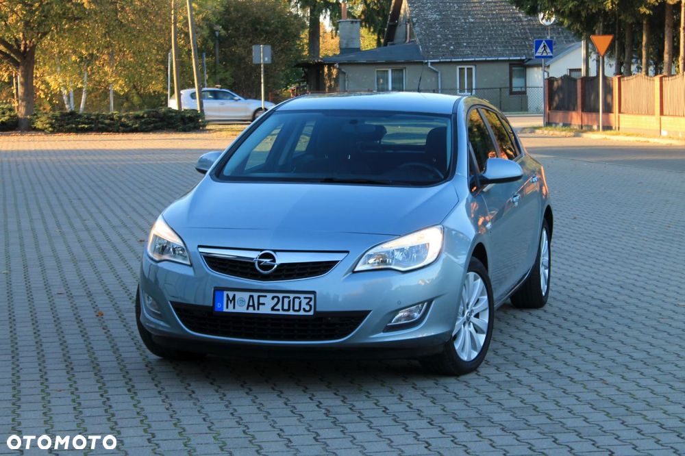 Opel Astra 2012 photo 2