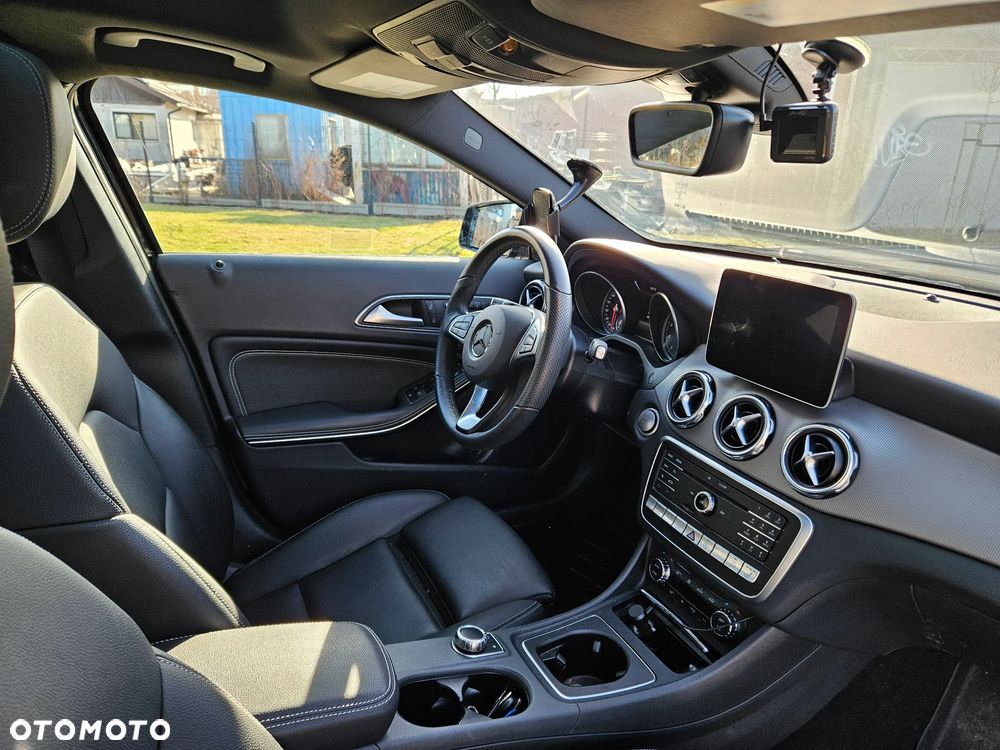Mercedes-Benz GLA 250 4Matic 7G-DCT - 20