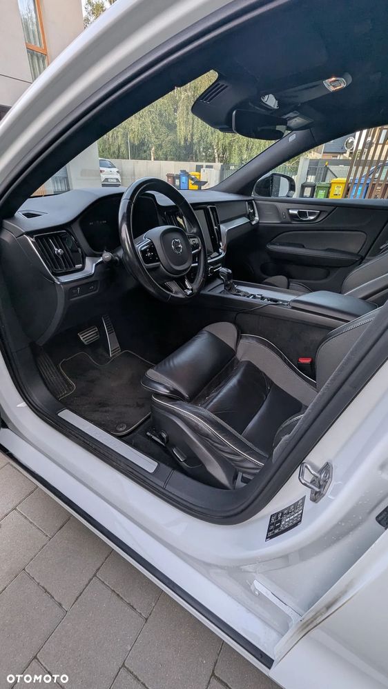 Volvo V60 D4 R-Design - 3