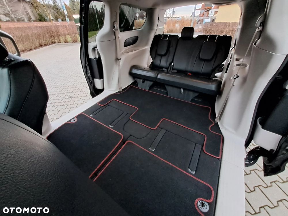 Chrysler Pacifica - 36