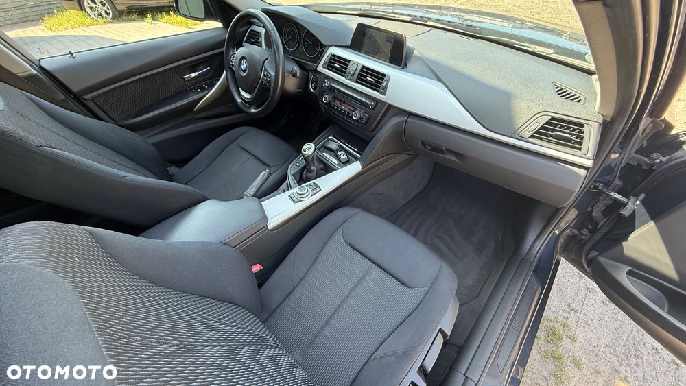 BMW Seria 3 318d DPF Touring Edition Exclusive - 36