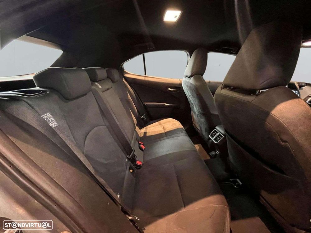 Lexus UX 250h Business - 42