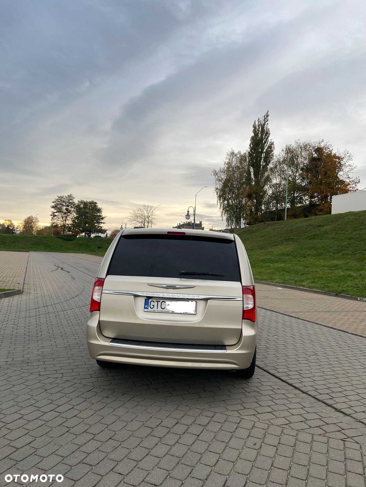 Chrysler Town & Country - 10