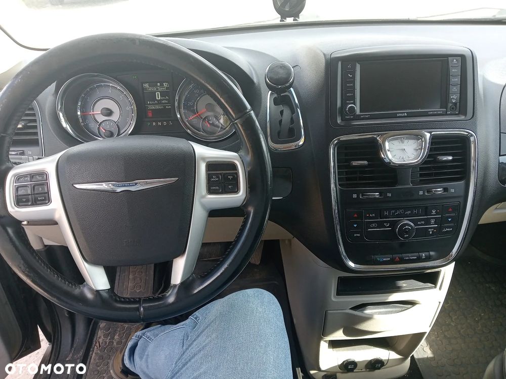 Chrysler Town & Country 3.6 Limited - 10