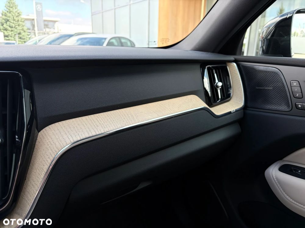 Volvo XC 60 B5 B AWD Plus Dark - 19