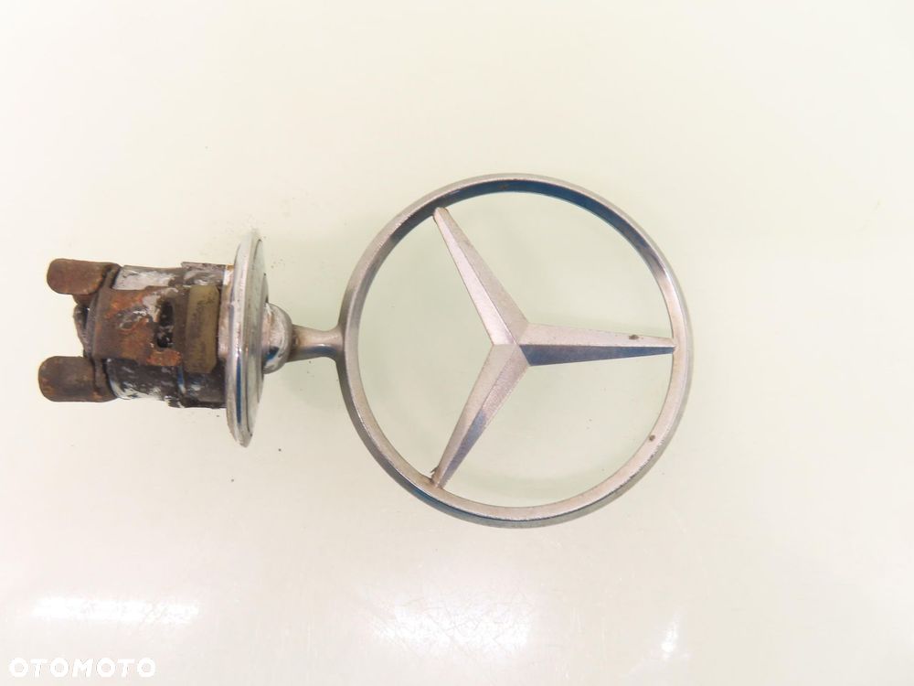 EMBLEMAT CELOWNIK MERCEDES W210 A2108800186 - 1