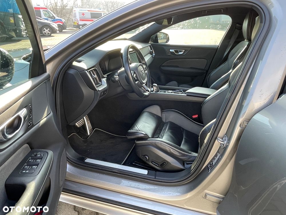 Volvo V60 B4 B R-Design - 17