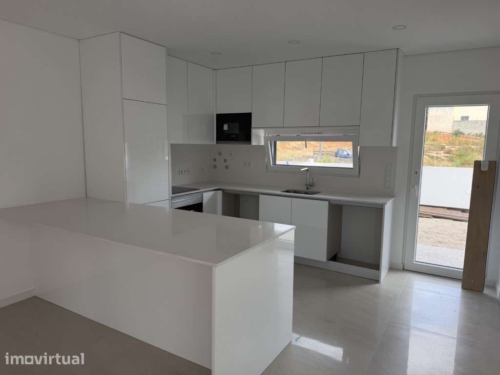 Moradia T2 Estrear Térrea, com espaço para piscina e jardim - Grande imagem: 2/8