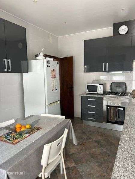 Moradia T3+1 toda remodelada inserida em 320m2 - Grande imagem: 2/11