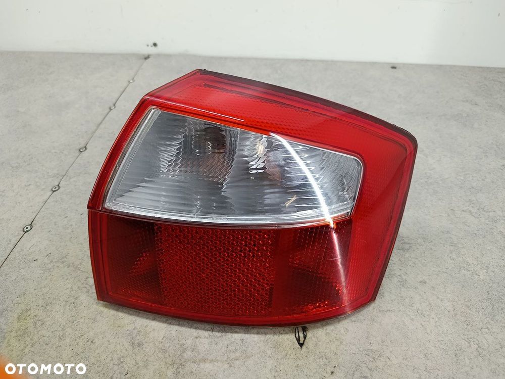 LAMPA TYLNA PRAWA AUDI A4 B6 SEDAN - 3