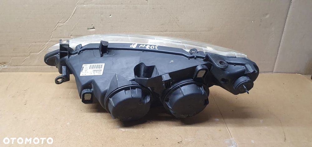 Lampa prawy przód przednia prawa Peugeot 307 9634369080 - 5