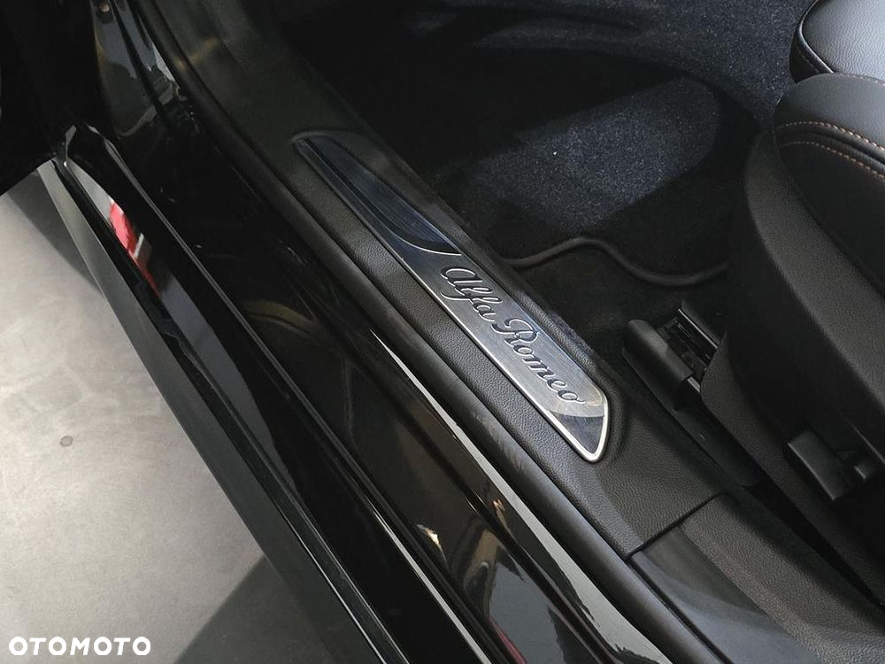 Alfa Romeo Giulia 2.0 Turbo Intensa Q4 - 12