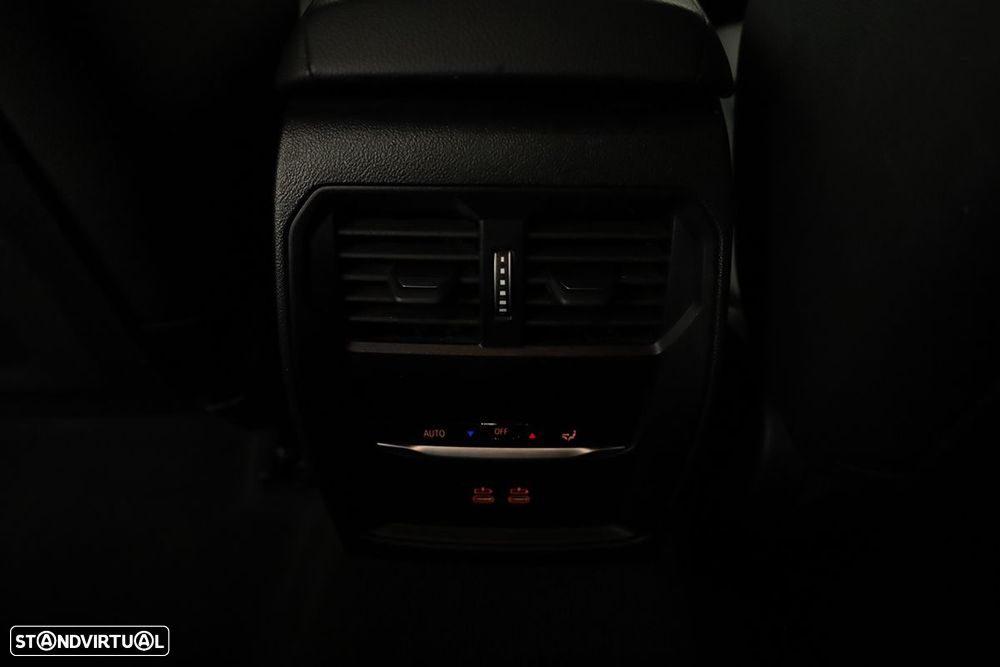 BMW 330 e Edição Desportiva M Auto - 25