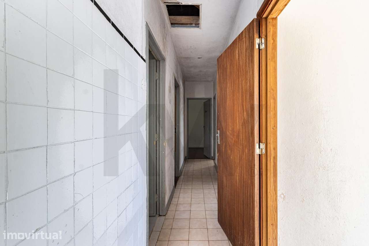 Moradia T3 Térrea com Excelente Potencial de Investimento no Centro de - Grande imagem: 3/28