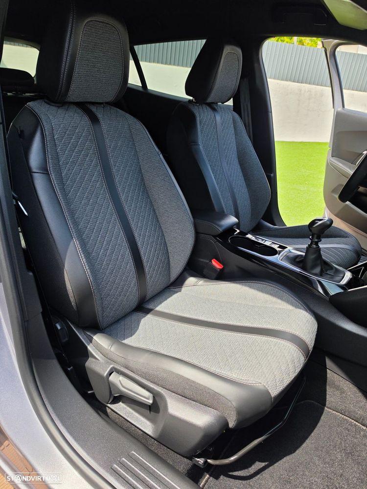 Peugeot 2008 1.2 PureTech Allure — fotografia 31