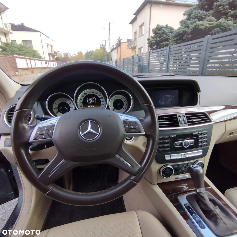 Mercedes-Benz Klasa C 250 CGI BlueEff Elegance - 16