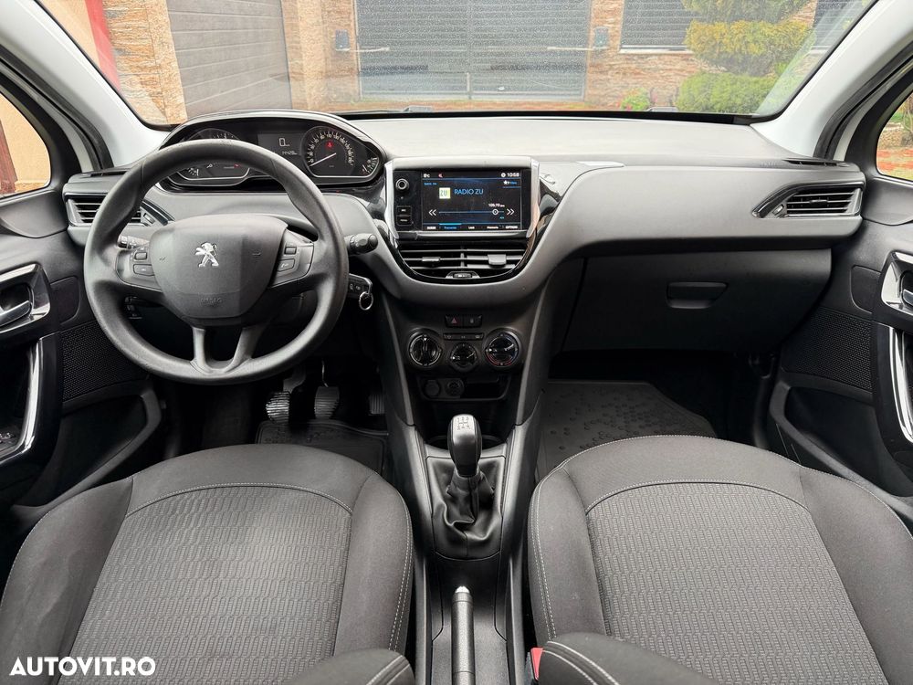 Peugeot 208 - 8