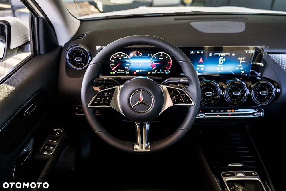 Mercedes-Benz GLA - 16