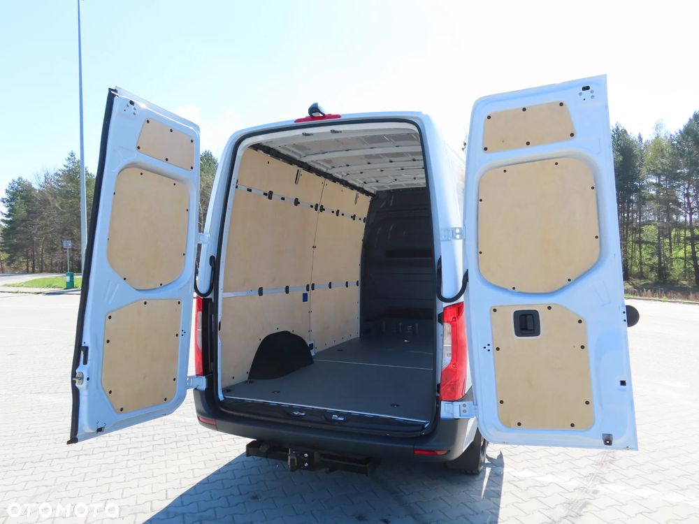 Mercedes-Benz Sprinter 317 CDI 170 KM 9G-Tronic Automat Model 907, L2H2 Furgon Blaszak, Wysoki Dach, 5932 mm Dł, FULL LED, HAK 3500 Kg, Rozstaw Osi 3665 mm, Ładowność 1174 Kg, WZMACNIANY,  Stan Wizualny I Techniczny NOWY Tak Jak Z Taśmy Produkcyjnej Gotowy Dostępny OKAZJA POLECAM - 16