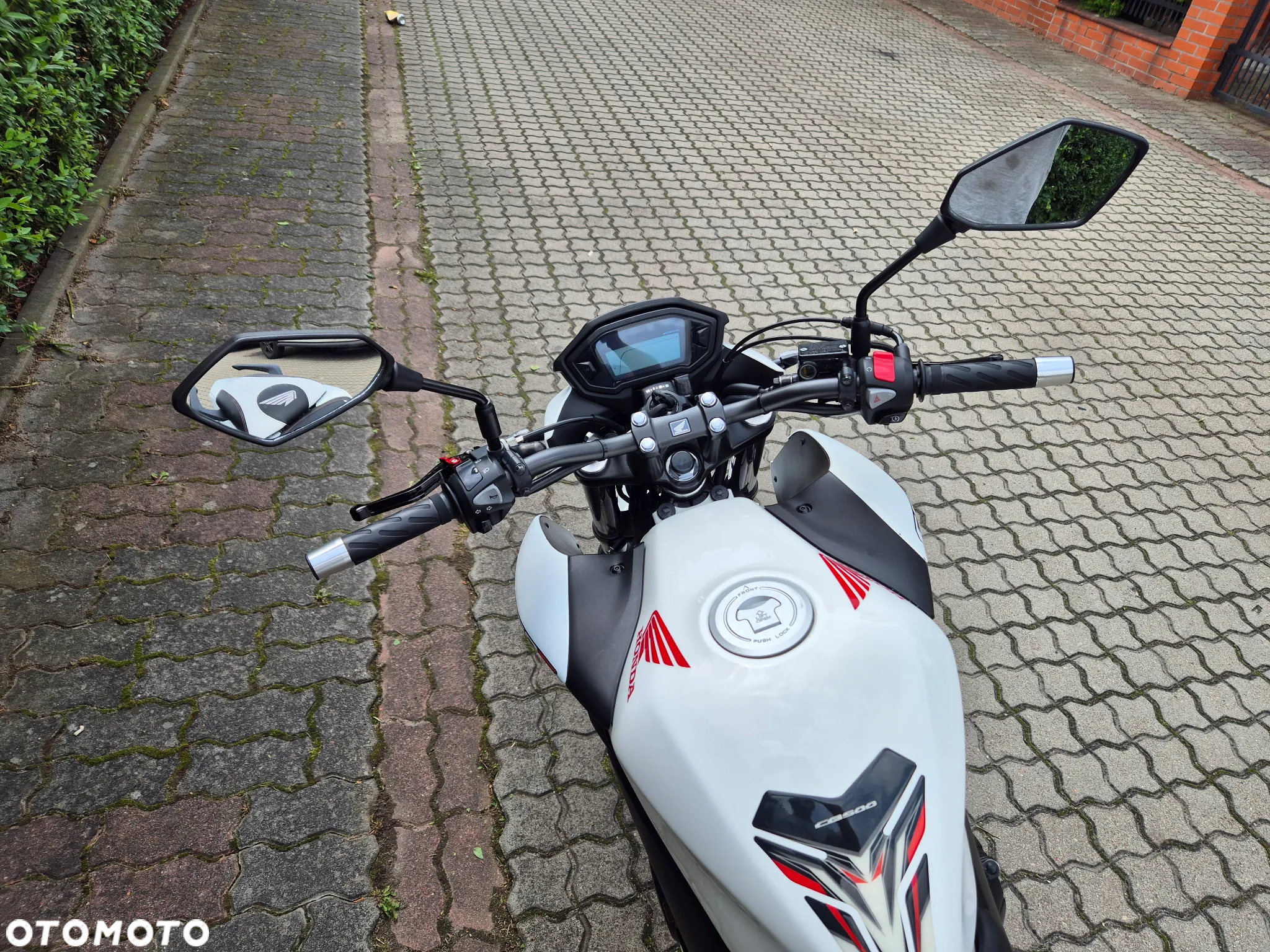 Honda CB - 12