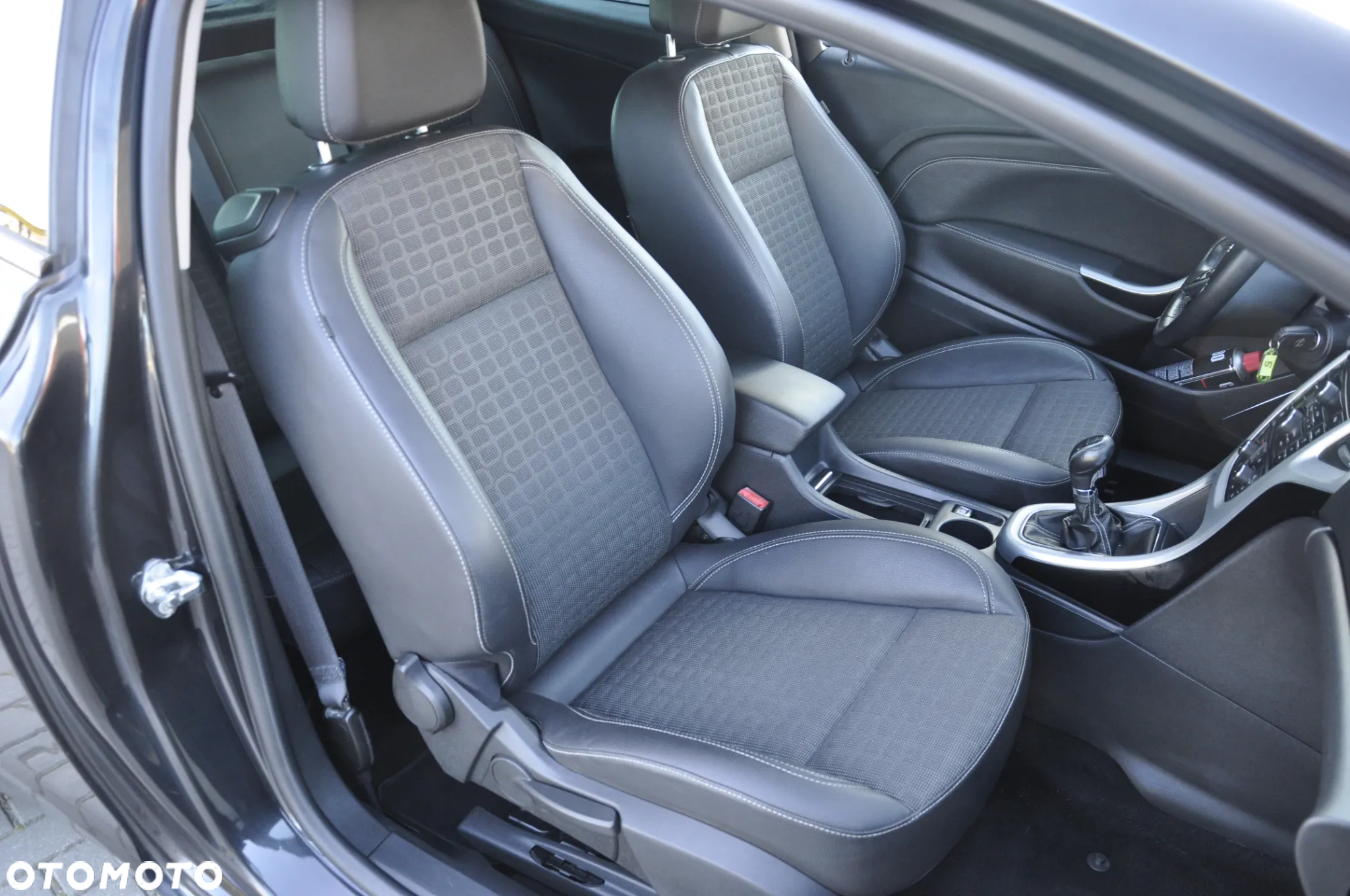 Opel Astra IV GTC 1.6 T Sport - 16