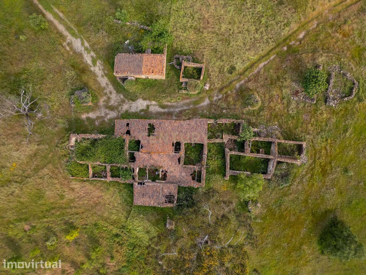 Ruina com terreno de 10,325 hectares localizada em Monte de Cordovões, - Grande imagem: 2/18
