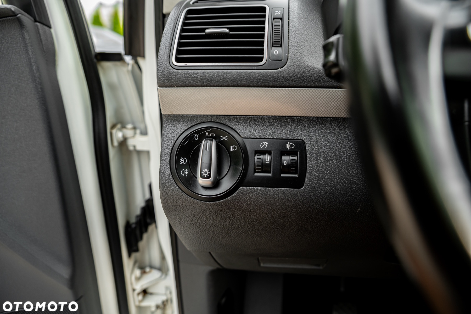 Volkswagen Touran 2.0 TDI DPF BlueMotion Technology MATCH - 29