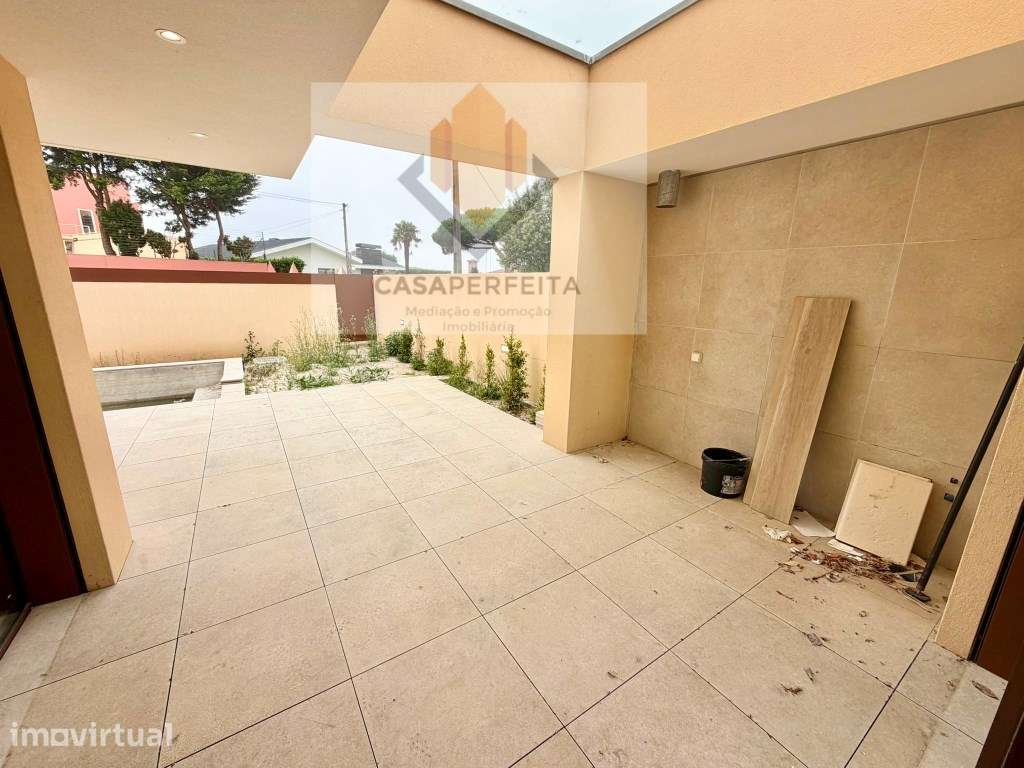 Moradia T4 De Luxo com 4 Frentes, Jardim Interior, Terraço e Piscin... - Grande imagem: 5/45