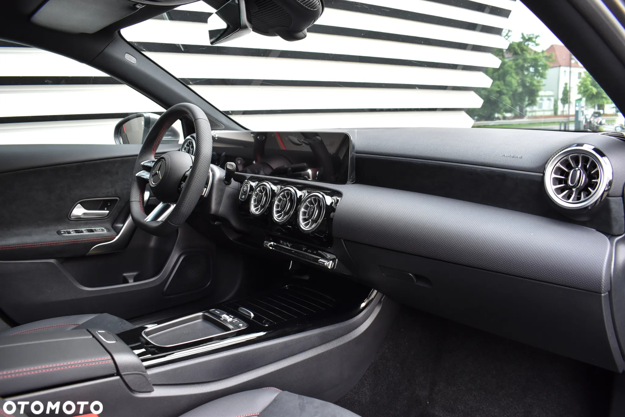 Mercedes-Benz Klasa A 180 7G-DCT AMG Line - 24