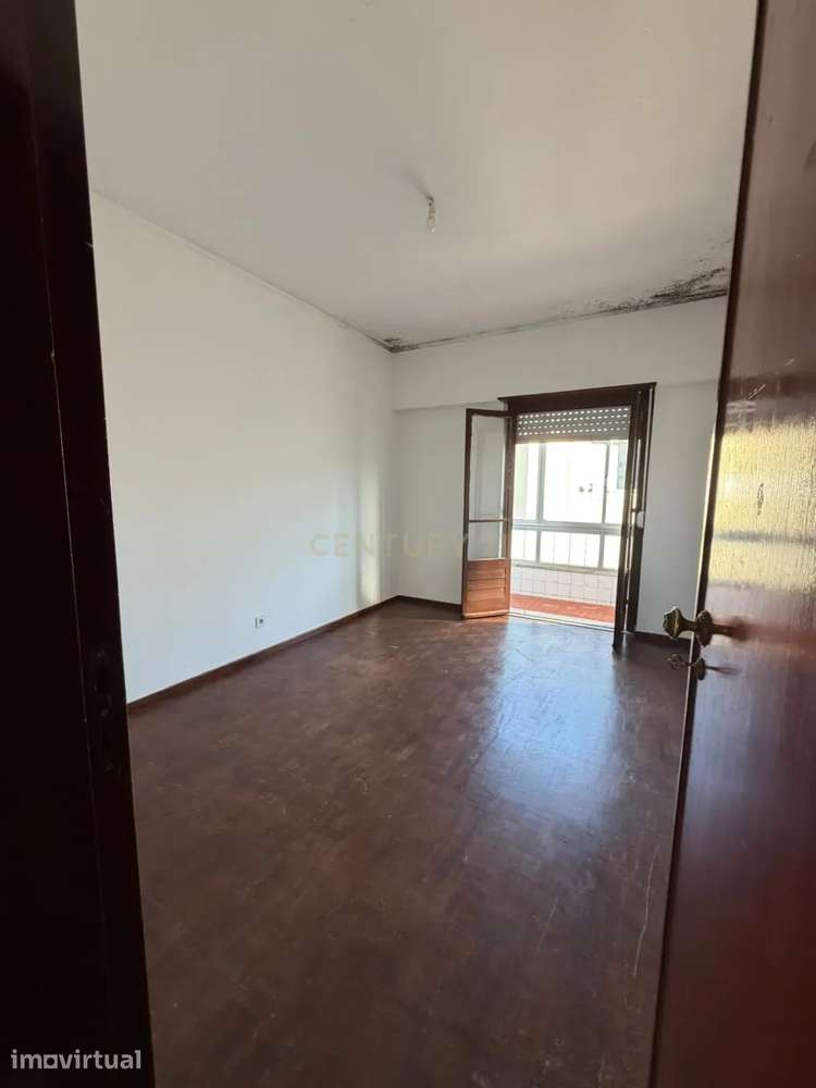 Apartamento T2 em Mem Martins | 79 m², despensa e sótão com potencial - Grande imagem: 5/7