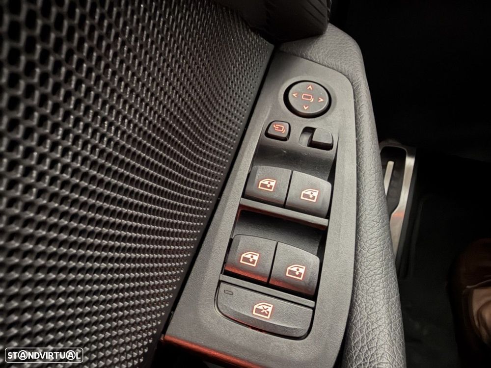 BMW 118 i Pack Desportivo M Auto - 23